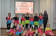 Zespol taneczny wraz z kobieta pozujacy do zdjecia