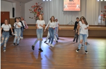 Zespol kilkunastu dziewczyn i dwoje chlopcow (1)